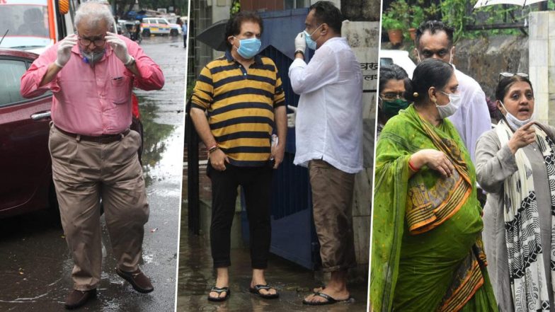 Basu Chatterjee Funeral Pics:&nbsp;फिल्मकार बासु चटर्जी को परिवार और दोस्तों ने नम आखों से दी अंतिम विदाई