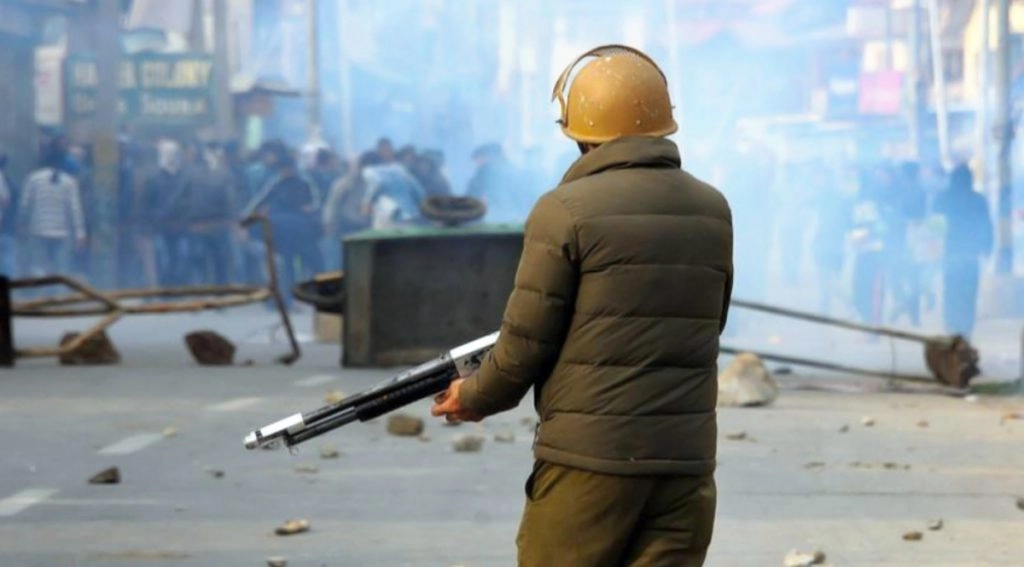 श्रीनगर में आतंकवादी हमले में पुलिस अधिकारी घायल