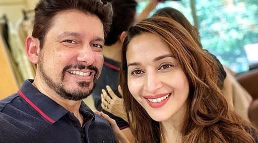 पति के लिए हेयर स्टाइलिस्ट बनीं माधुरी दीक्षित पति के लिए हेयर स्टाइलिस्ट बनीं माधुरी दीक्षित