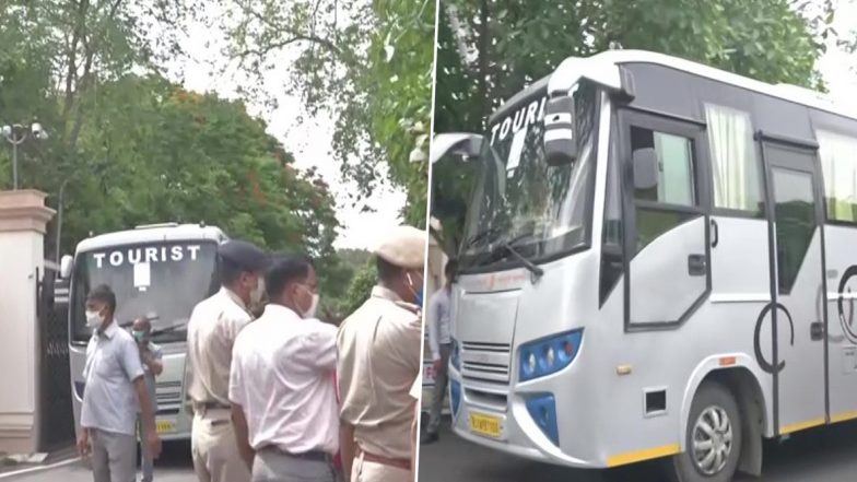Rajasthan Congress Crisis: सीएम अशोक गहलोत अब विधायकों को बचाने में जुटे, बसों में बिठाकर ले जाया गया होटल