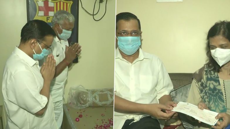 कोरोना योद्धा रहे डॉ असीम गुप्ता के परिवार से मिले सीएम अरविंद केजरीवाल, 1 करोड़ का चेक सौंपा