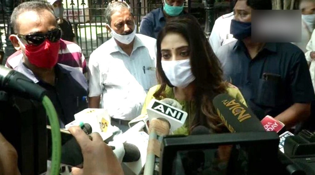 टीएमसी सांसद को गुस्सा आया, बीच में छोड़कर गईं रोड शो