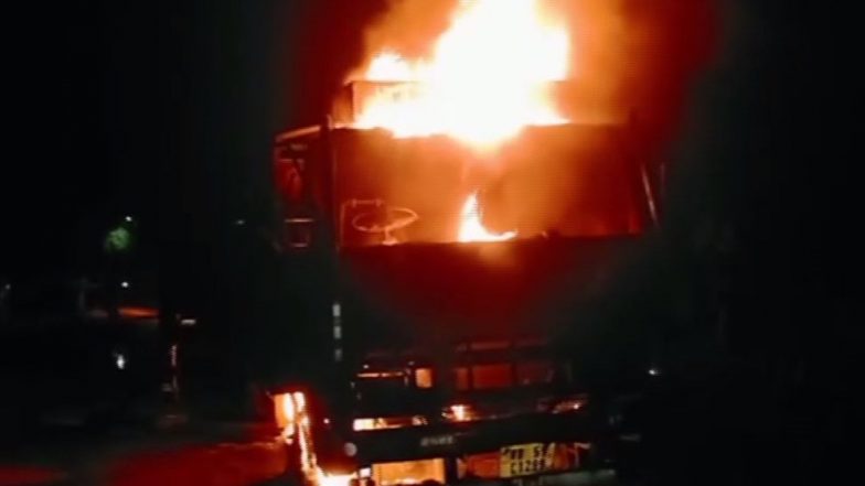 सिलीगुड़ी: घोषपुकुर बाईपास पर तेज रफ्तार से रही डंपर की चपेट में आने से 35 वर्षीय व्यक्ति की मौत, गुस्साए लोगों ने 4 डंपरों को किया आग के हवाले
