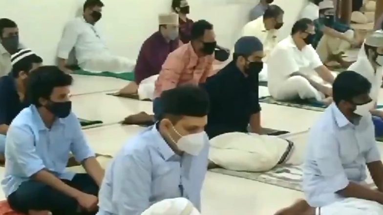 केरल: बकरीद के मौके पर मलप्पुरम स्थित एक मस्जिद में लोगों ने की नमाज अदा, देखें वीडियो