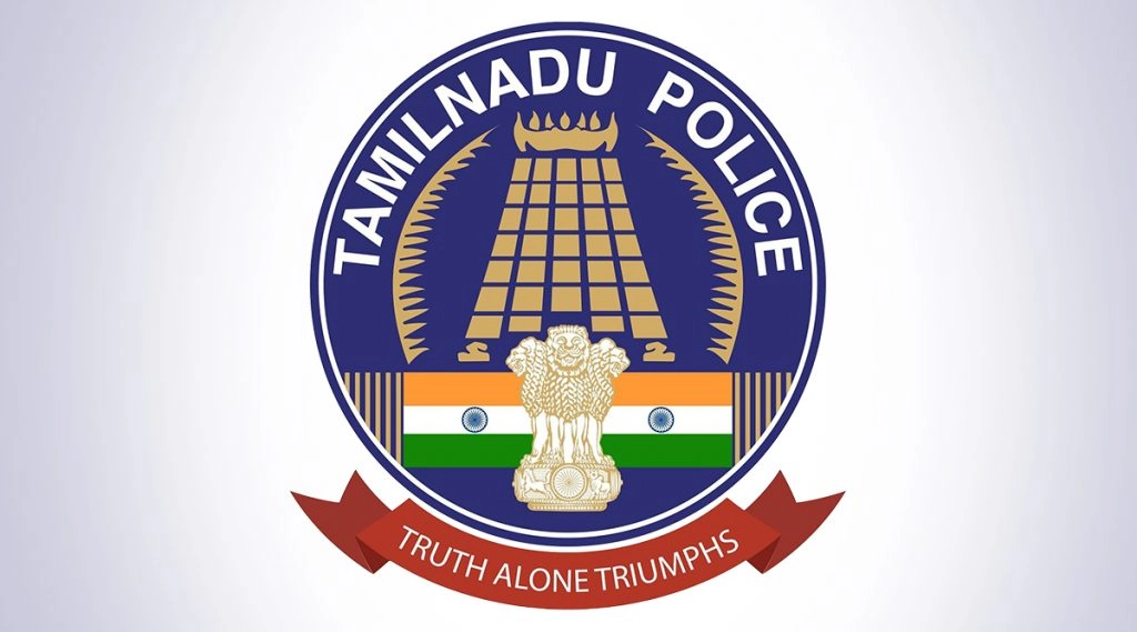 तेल मालिश के साथ शराब का आनंद लेते दिखा तमिलनाडु पुलिस का अधिकारी