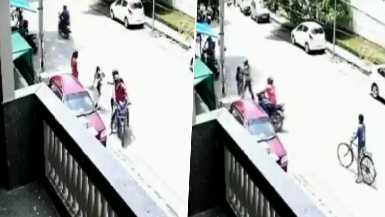 दिल्ली में बेखौफ अपराधी, ग्रेटर कैलाश इलाके में महिला से दिनदहाड़े गोल्ड की चेन लूटी, देखें VIDEO