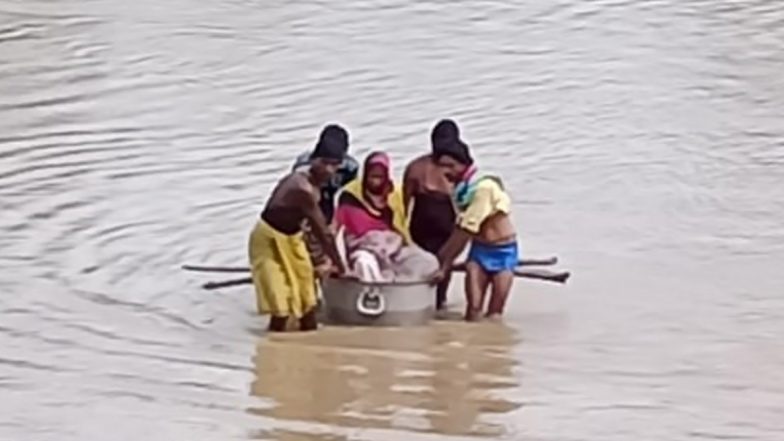 छतीसगढ़: गर्भवती महिला को बर्तन में रख नदी पार करा अस्पताल ले गए परिजन, लेकिन मिली बुरी खबर