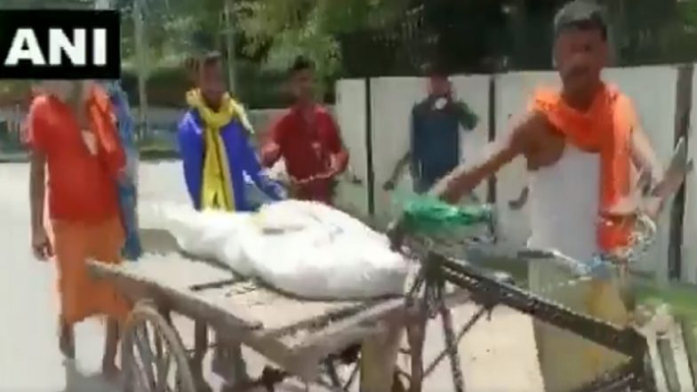 बिहार से सामने आया शर्मसार कर देने वाल Video, पोस्टमार्टम के बाद महिला के शव को ठेले पर ले जाते दिखें रिश्तेदार