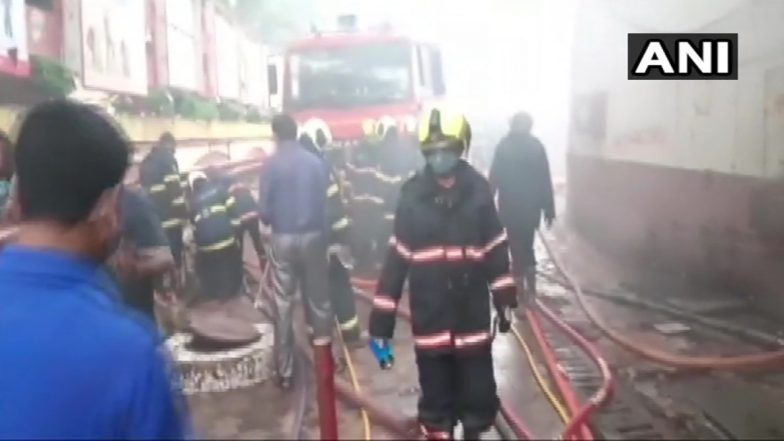 मुंबई: बोरीवली स्थित शॉपिंग सेंटर में लगी भीषण आग, मौके पर दमकल विभाग की 14 गाड़ियां मौजूद