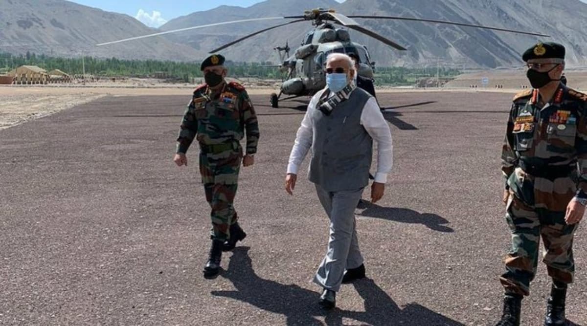 चीन से तनाव के बीच अचानक लेह पहुंचकर PM मोदी ने ली सारी जानकारी, देखें वीडियो