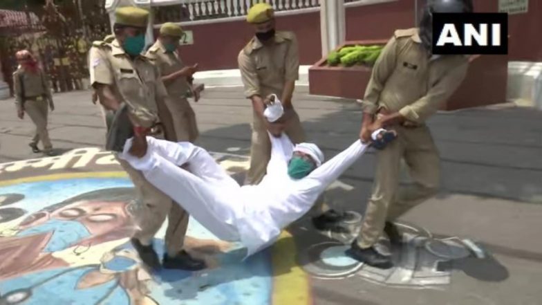 उत्तर प्रदेश राजभवन के सामने 'लोकतंत्र की हत्या' के खिलाफ प्रदर्शन कर रहे कांग्रेस अध्यक्ष समेत कई नेता गिरफ्तार