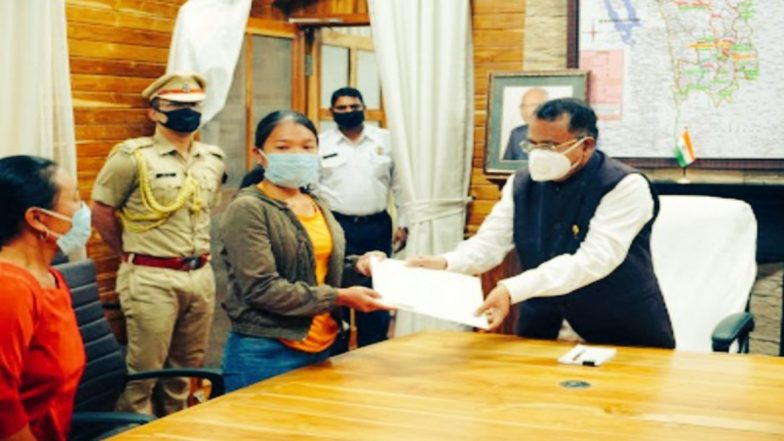 मिजोरम: कक्षा 12वीं में 8वां स्थान हासिल करने वाली दैनिक कामगार की बेटी को राज्यपाल श्रीधरन पिल्लै ने किया सम्मानित