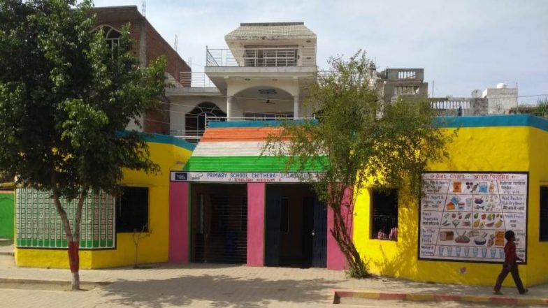 फतेहपुर: कोरोना काल में प्राइमरी स्कूल बना जागरूकता का केंद्र, सामाजिक दूरी बनाए रखने के प्रति फैला रहे हैं जागरूक
