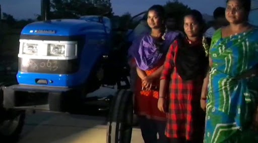 सोनू सूद ने पूरा किया अपना वादा, खेत जोतती किसान बेटियों का वीडियो वायरल होने के बाद घर पहुंचाया ट्रैक्टर