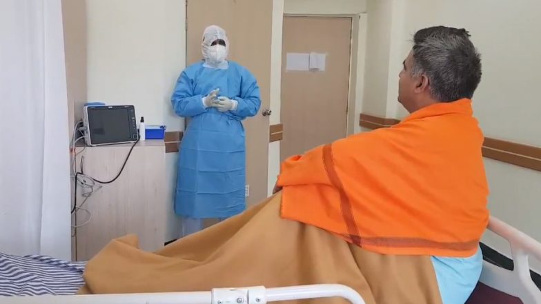 PPE किट पहनकर डॉक्टर ने बीजेपी नेता रविंदर रैना को सुनाया गाना, कोविड-19 के इलाज के लिए अस्पताल में हैं भर्ती (Watch Video)
