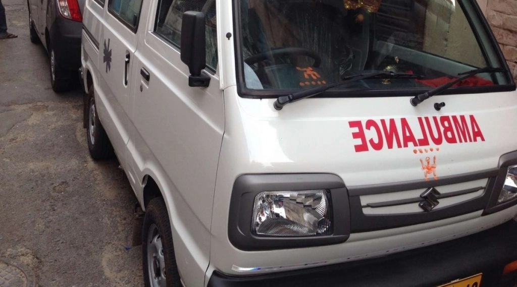 जज्बे को सलाम: यूपी में मां के निधन की खबर मिलने के बाद भी ड्राइवर चलाता रहा एंबुलेंस