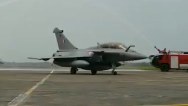 Rafale Fighter Jets Land in India: अंबाला में वाटर सैल्यूट के साथ हुआ राफेल लड़ाकू विमानों का स्वागत- देखें वीडियो