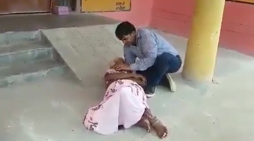 उत्तर प्रदेश: हरदोई के सीएचसी के बाहर महिला की मौत, इलाज के लिए बेटा लगाता रहा अस्पताल से गुहार -वीडियो वायरल