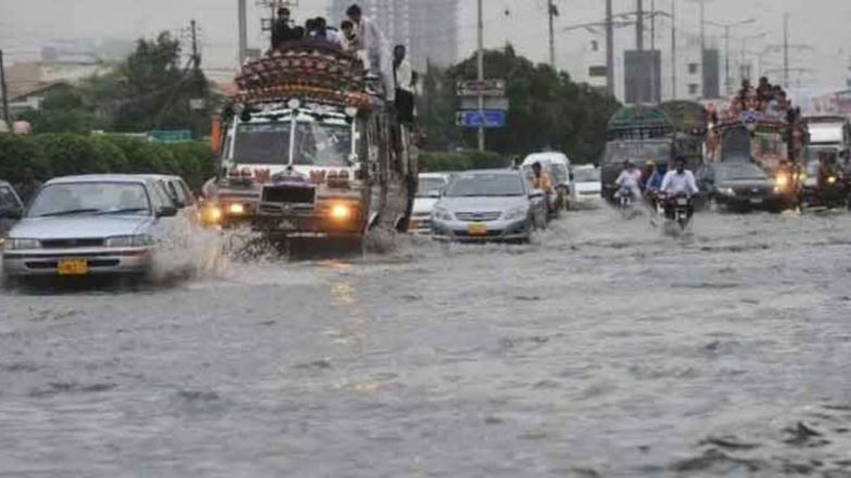 पाकिस्तान: कराची में लगातार बारिश के बाद कई जगहों पर हुआ जलभराव, बिजली गिरने से 7 की मौत और कई घायल