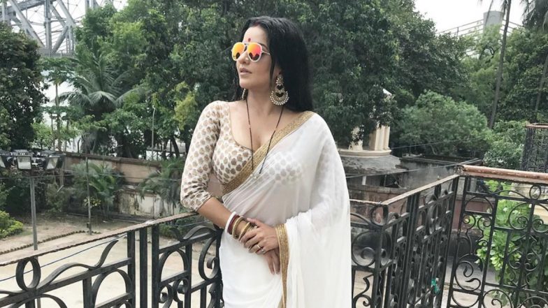 Monalisa Hot Photo: मोनालिसा ने सफेद साड़ी संग पहना चश्मा, अंदाज देख फैंस हुए दीवाने