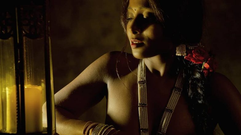 Nikita Gokhale Hot Photos: मराठी एक्ट्रेस निकिता गोखले ने एक बार फिर टॉपलेस होकर मचाई खलबली, खूबसूरती बनी चर्चा में