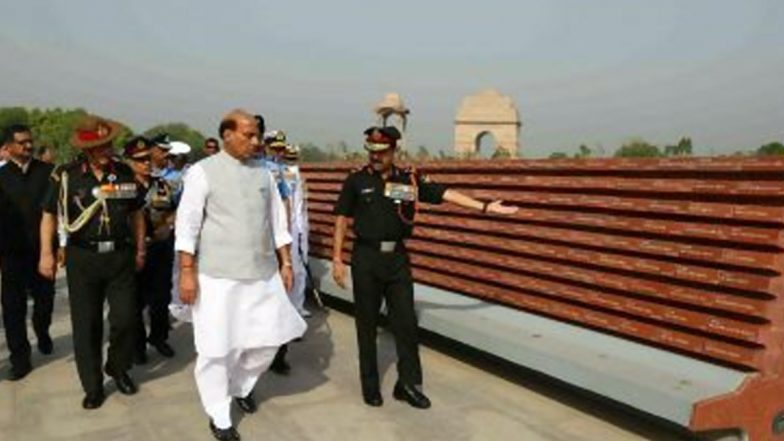 LAC पर जारी तनाव के बीच शुक्रवार को लद्दाख दौरे पर जाएंगे रक्षा मंत्री राजनाथ सिंह और आर्मी चीफ एमएम नरवणे, सुरक्षा स्थितियों का लेंगे जायजा