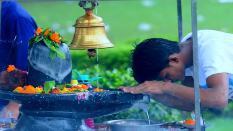 Sawan 2020: सावन का दूसरा सोमवार, सोशल डिस्टेंसिंग के साथ हो रही है भगवान शिव की पूजा