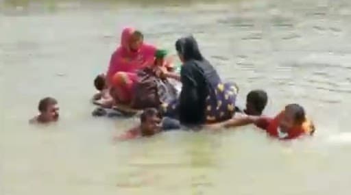 Bihar Floods: बाढ़ से बिहार का बुरा हाल, गर्भवती महिला को लोगों ने ट्यूब की नाव पर बैठाकर अस्पताल पहुंचाया- देखें वीडियो