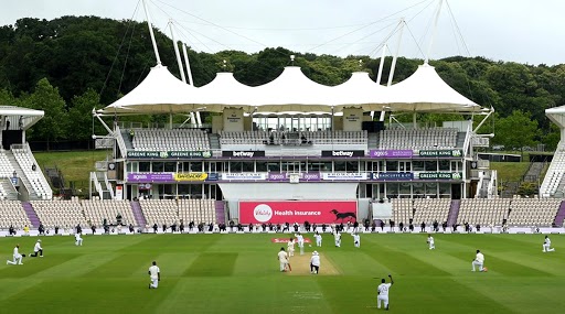 England vs West Indies:  इंग्लैंड और वेस्टइंडीज के खिलाड़ियों ने घुटने के बल बैठकर किया नस्लवाद का विरोध