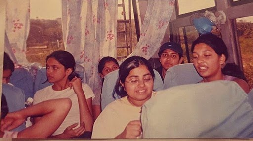 दीपिका पादुकोण ने दोस्तों संग शेयर की बचपन की ये यादगार फोटो, इस अंदाज में आईं नजर
