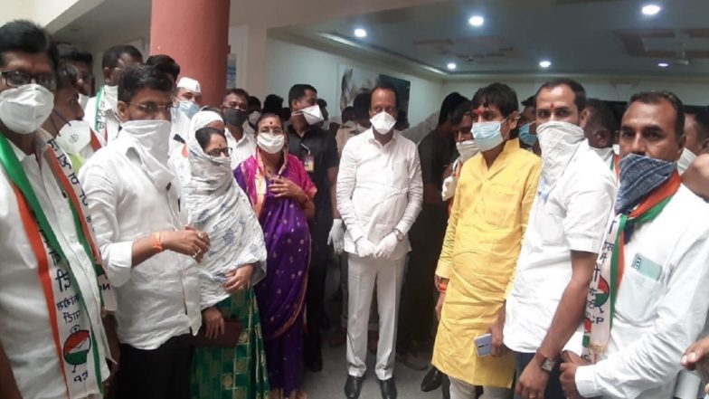 महाराष्ट्र में शिवसेना को झटका: Shiv Sena के पांच नगरसेवक अजित पवार की मौजूदगी में NCP में हुए शामिल