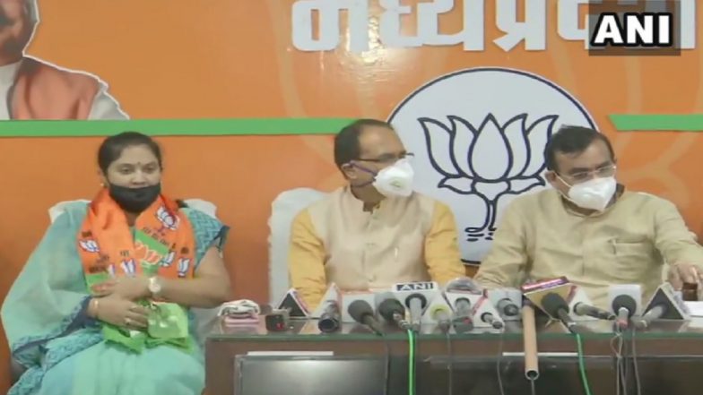 मध्य प्रदेश में कांग्रेस को एक और झटका, सुमित्रा देवी कास्डेकर विधानसभा से इस्तीफा देकर बीजेपी में हुईं शामिल