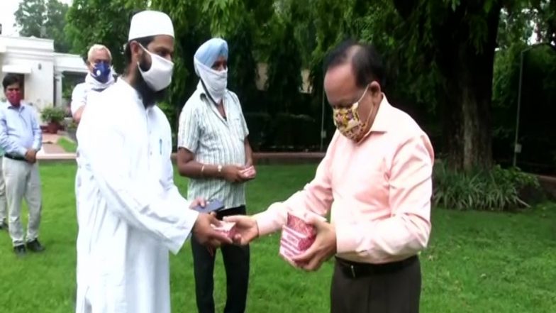 Ram Mandir Bhumi Pujan: केंद्रीय मंत्री हर्षवर्धन ने बांटी मिठाई, BJP के इन नेताओं ने कुछ अंदाज में जाहिर की खुशी