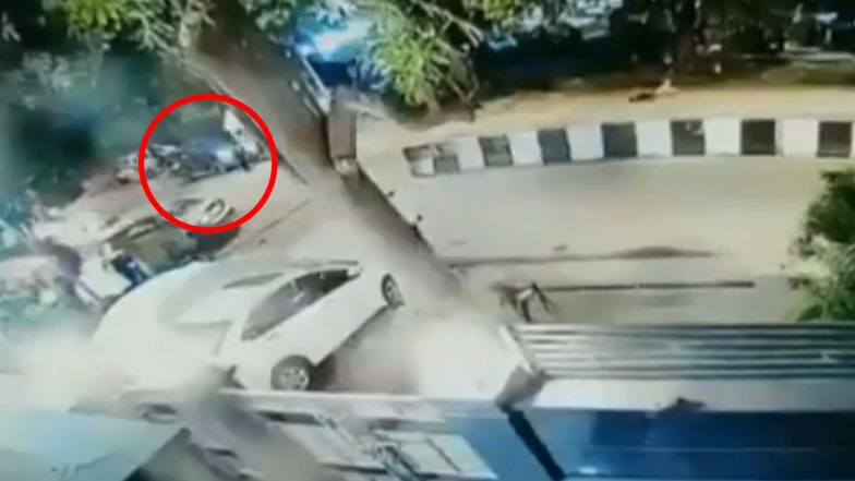 दिल्ली में रफ्तार का कहर: महिला ने BMW कार से मारी आइसक्रीम स्टॉल को टक्कर, हादसे के लिए अपने पालतू कुत्ते को ठहराया जिम्मेदार (Watch Video)