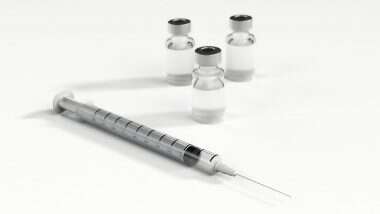 Russia's COVID-19 Vaccine: रूस ने बनाई पहली कोरोना वैक्सीन, जानें विश्व को इस दवा से कितनी है उम्मीद