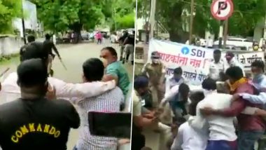Police Beat ABVP Members in Dhule: महाराष्ट्र के धुले में एबीवीपी के सदस्यों ने मंत्री अब्दुल सत्तार की गाड़ी के आगे किया प्रदर्शन, पुलिस ने की पिटाई, (Watch Video)