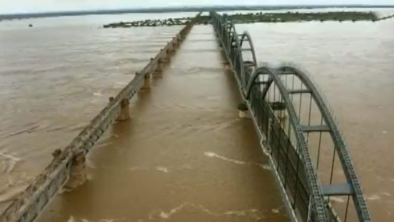 Water Level of River Godavari: आंध्र प्रदेश के डोलेश्वरम बैराज में गोदावरी नदी का जल स्तर धीरे-धीरे हो रहा है कम, मंगलवार को 19.78 क्यूसेक पानी छोड़ा गया: देखें VIDEO