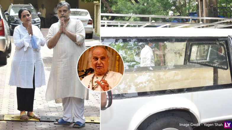 Pandit Jasraj Funeral: मुंबई पहुंचा पंडित जसराज का पार्थिव शरीर, राजकीय सम्मान के साथ गुरुवार को होगा अंतिम संस्कार, देखें Photos