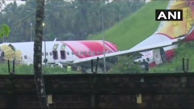 Air India Express Plane Crash in Kozhikode: केरल के कोझिकोड में विमान हादसे के बाद का लेटेस्ट VIDEO, दोनों पायलट समेत 18 लोगों की हो चुकी है मौत