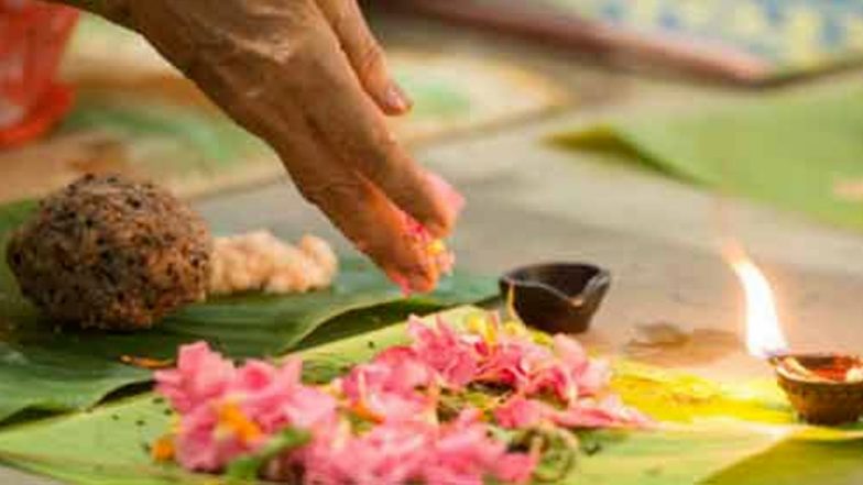 Pitru Paksha 2021: पितृपक्ष में किन परिस्थितियों में महिलाएं कर सकती हैं तर्पण एवं पिंडदान? जानें क्या हैं इसके नियम एवं विधान?