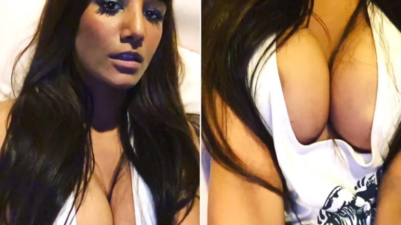 Poonam Pandey Bold Video: हॉट एक्ट्रेस पूनम पांडे ने बोल्ड Cleavage वीडियो शेयर कर की ऐसी हरकत, अकेले में देखें 
