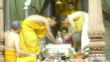 Krishna Janmashtami 2020: कान्हा के जन्मोत्सव पर वृंदावन के राधा-रमण मंदिर में किया गया श्रीकृष्ण का मंगल अभिषेक, देखें वीडियो