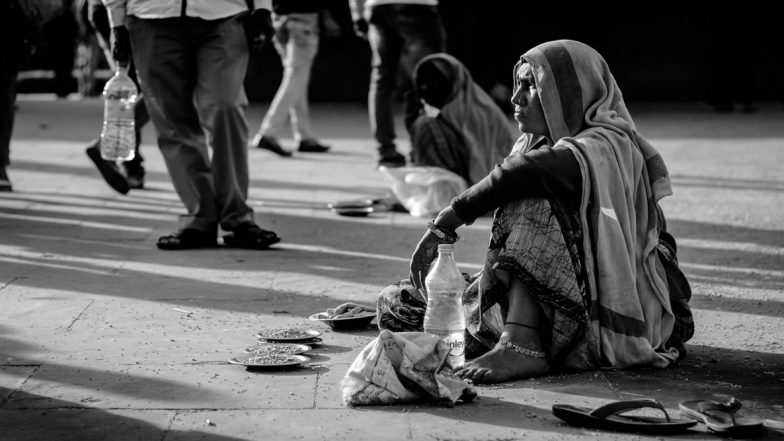 Begging in Trains to be Allowed? रेल मंत्रालय ने किया मीडिया रिपोर्ट्स का खंडन, कहा- ट्रेन में भीख मांगने की अनुमति देने का कोई प्लान नहीं