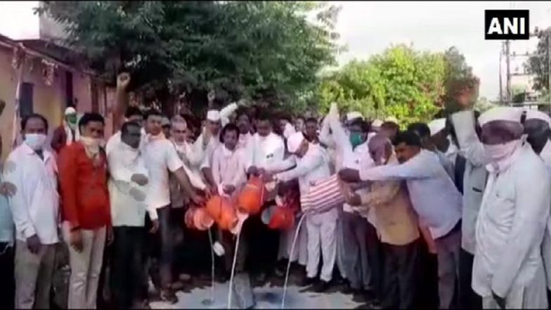 महाराष्ट्र: अहमदनगर में सड़क पर दूध गिराकर लोगों ने किया विरोध प्रदर्शन, कीमत बढ़ाकर कम से कम 30 रुपए प्रति लीटर तक करने की मांग