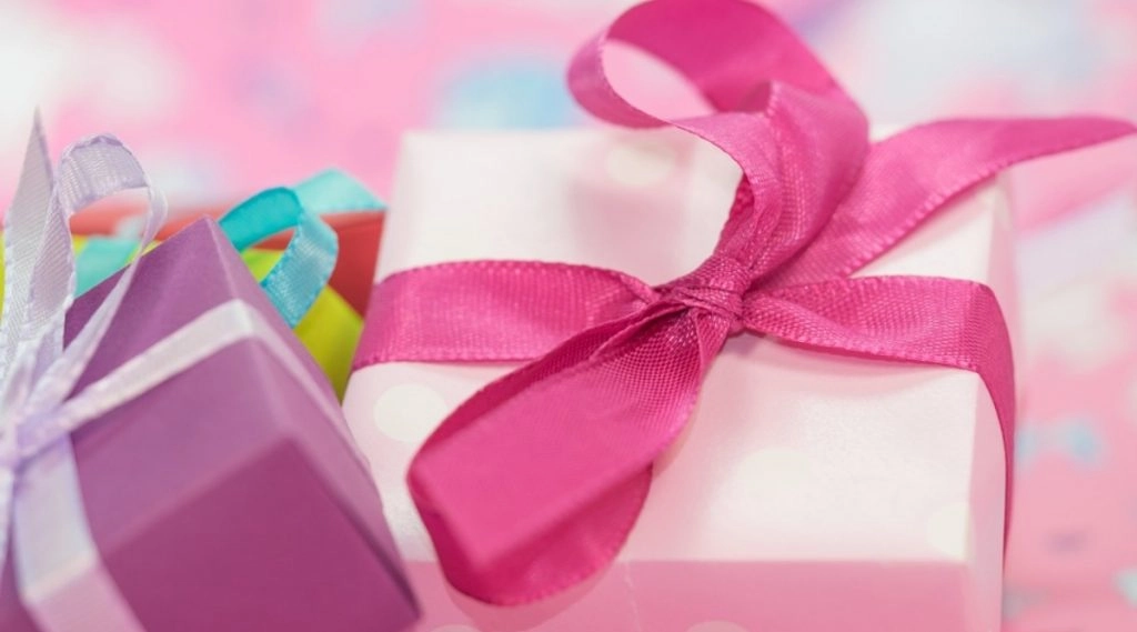 इस पावन पर्व पर दें, पत्नी को यादगार तोहफा! ये गिफ्ट पाकर वे हो जायेंगी निहाल!