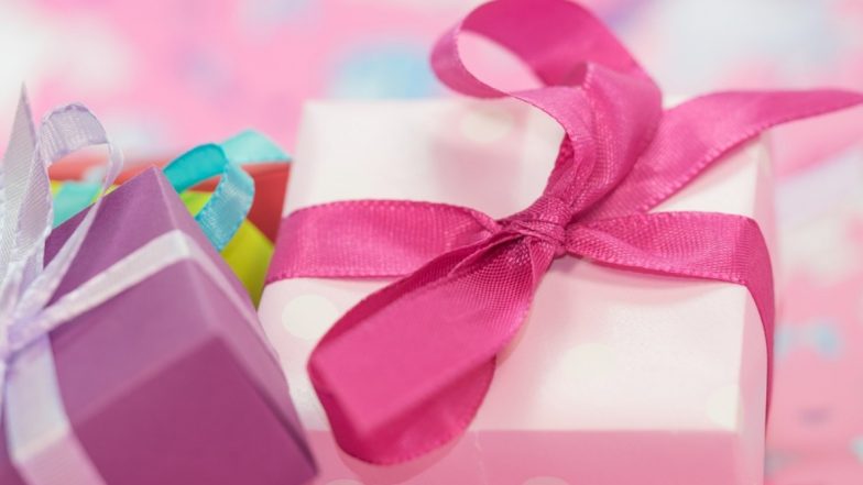 Raksha Bandhan 2020 Gift Ideas: राखी पर अपनी प्यारी बहना को दें ये खास उपहार, लॉकडाउन में भी रक्षा बंधन का यह पर्व बन जाएगा यादगार