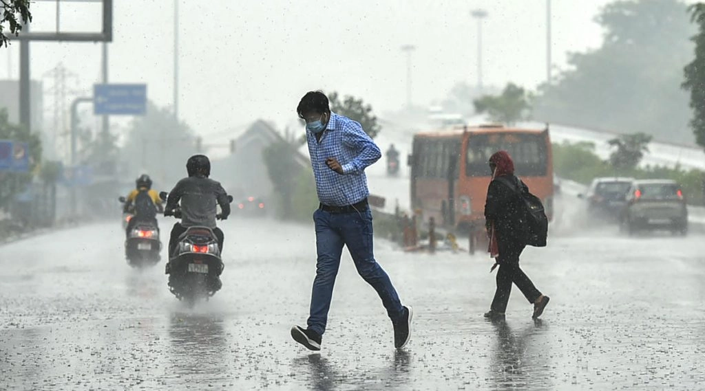 दिल्ली में बारिश से मौसम हुआ खुशनुमा, गर्मी से मिली राहत 