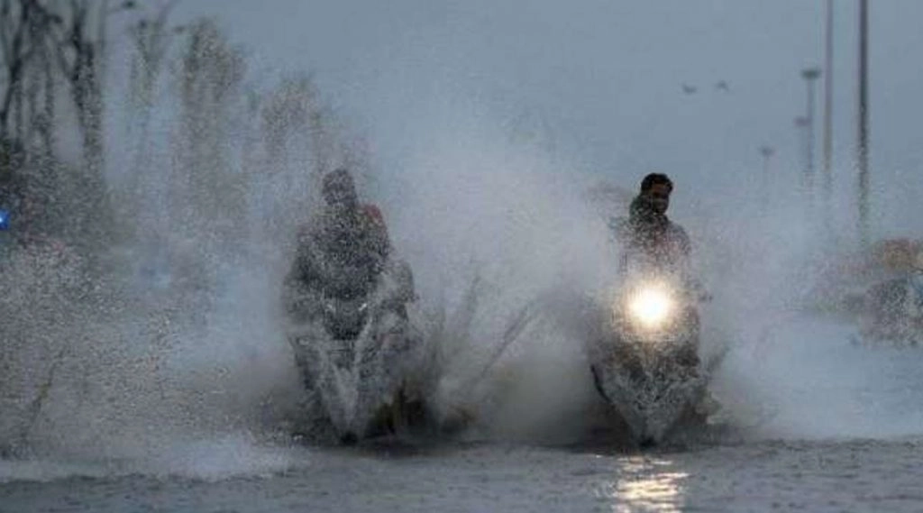 सारण में तूफानी बारिश से पुल का मुहाना धंसा