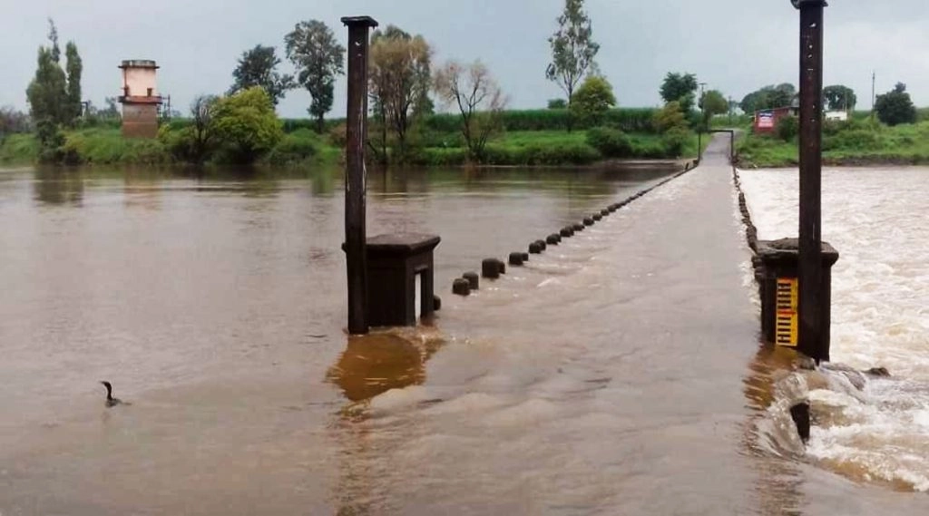 बंगाल में पोत से गंगा में गिरीं नौ लॉरी, सात-आठ लोग लापता