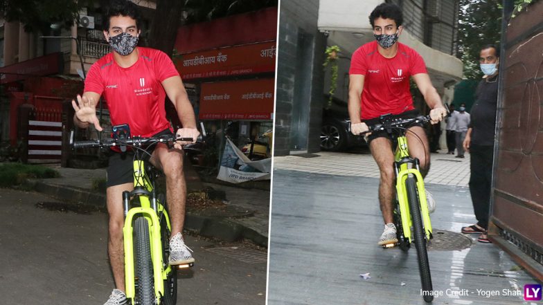 Ibrahim Ali Khan Photos: 6 पैक एब्स दिखाने के बाद, शहर में साइकिलिंग करते दिखे इब्राहीम अली खान